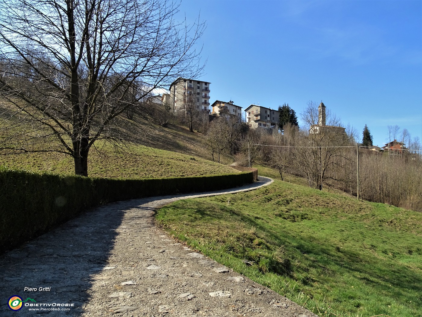 45 Lascio Camonier per salire nei prati verso Somendenna di fronte e osservarla meglio .JPG